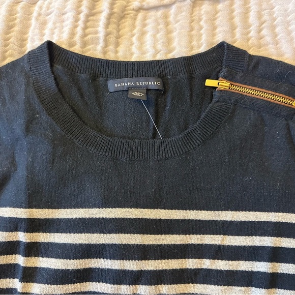Banana republic crew neck navy and grey striped sweater - Picture 3 of 8